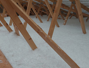 Zateplení stropu budovy se sedlovou střechou pomocí foukané izolace 